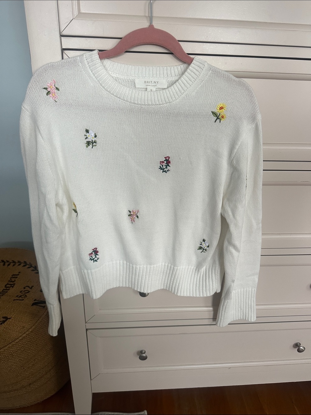 Like new White Floral Embroidered Crewneck Sweater
